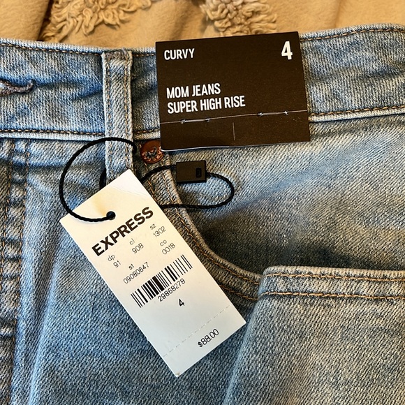 Express Curvy Mom Jeans - Picture 3 of 7